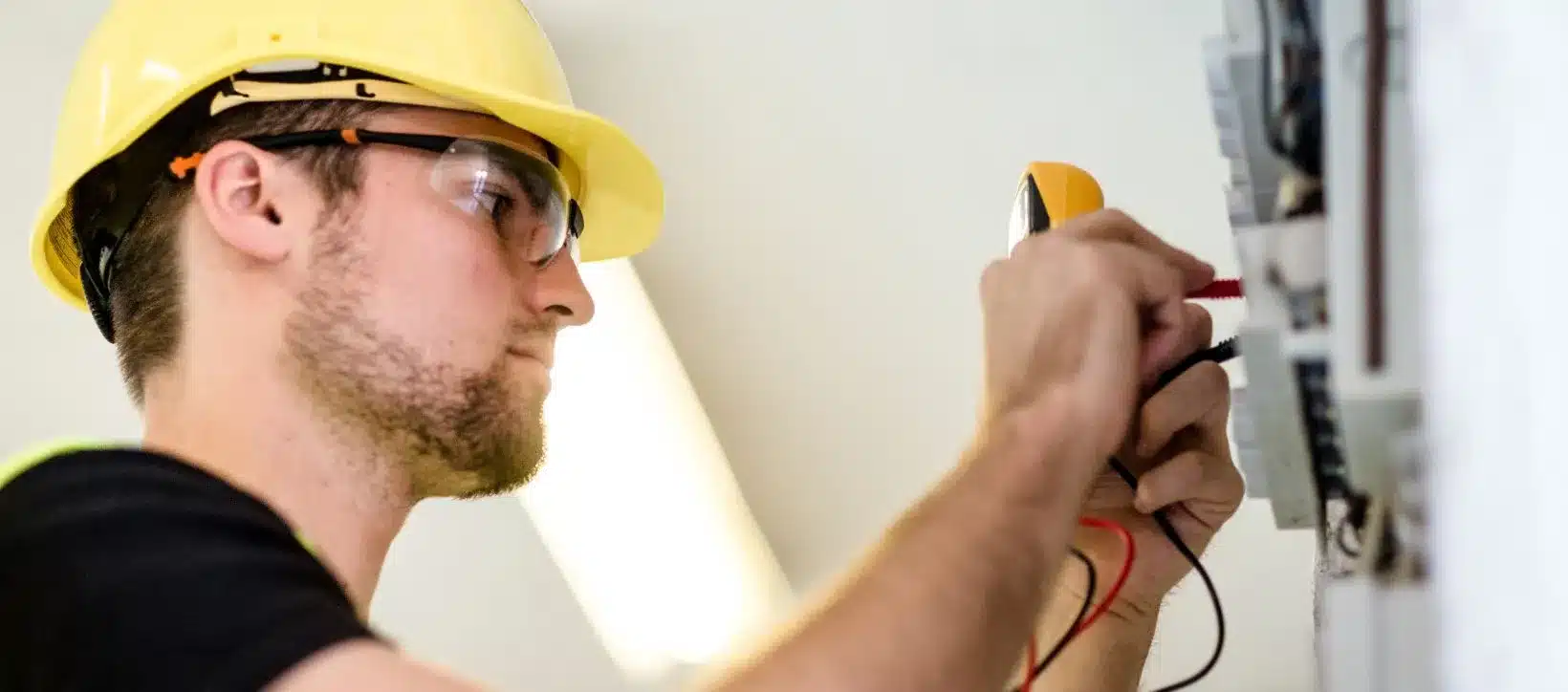 Read more about the article What Is The Difference Between An Electrician And An Electrical Contractor?